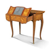 A LOUIS XV TULIPWOOD, KINGWOOD, AMARANTH AND FRUITWOOD MARQUETRY TABLE A ECRIRE - Foto 3