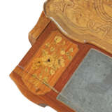 A LOUIS XV TULIPWOOD, KINGWOOD, AMARANTH AND FRUITWOOD MARQUETRY TABLE A ECRIRE - Foto 5