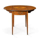 AN ENGLISH SATINWOOD, YEW, HOLLY AND MARQUETRY PEMBROKE TABLE - Foto 4