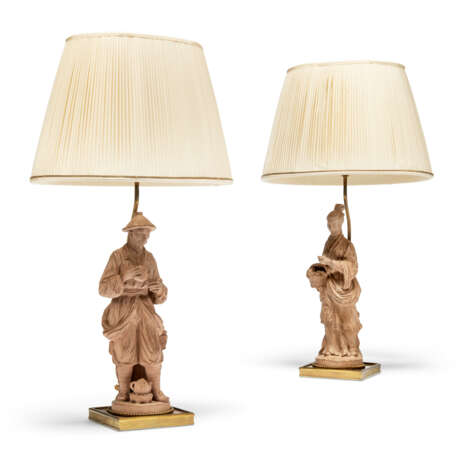 A PAIR OF TERRACOTTA FIGURES, NOW FORMING LAMPS - фото 1