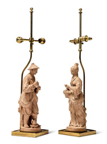 A PAIR OF TERRACOTTA FIGURES, NOW FORMING LAMPS - фото 3