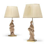 A PAIR OF TERRACOTTA FIGURES, NOW FORMING LAMPS - Foto 4
