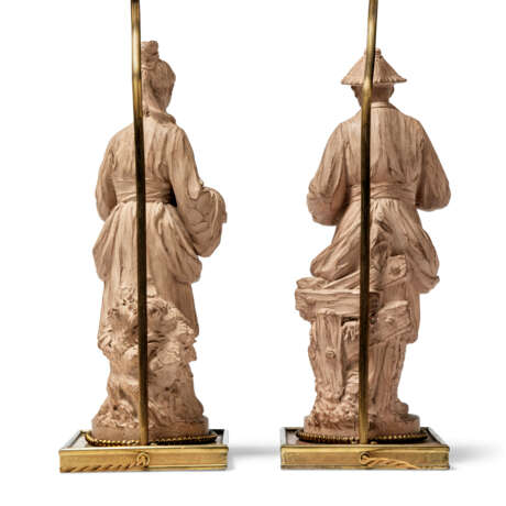 A PAIR OF TERRACOTTA FIGURES, NOW FORMING LAMPS - фото 5