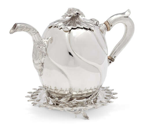 A DUTCH SILVER TEAPOT AND STAND - фото 1