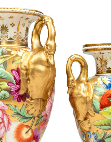 A GARNITURE OF THREE SPODE PORCELAIN GOLD-GROUND VASES - фото 2