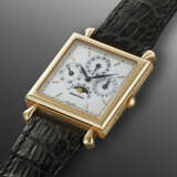 AUDEMARS PIGUET, YELLOW GOLD PERPETUAL CALENDAR AND MOON PHASES SQUARE SHAPED WRISTWATCH, REF. 25749 - Foto 2