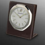 AUDEMARS PIGUET, STAINLESS STEEL AND LEATHER 'ROYAL OAK' DESK CLOCK - фото 2