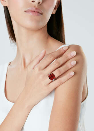 SPINEL AND DIAMOND RING - photo 2