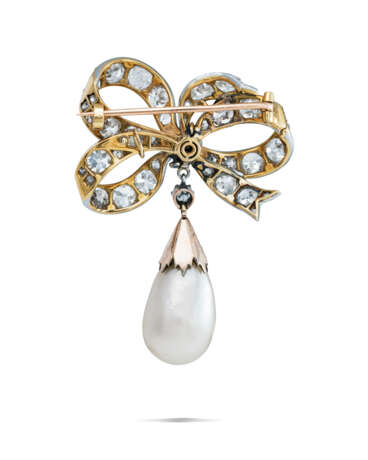 LATE 19TH CENTURY NATURAL PEARL AND DIAMOND BOW BROOCH - Foto 3
