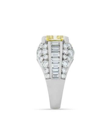 BULGARI COLOURED DIAMOND AND DIAMOND `TROMBINO` RING - photo 4