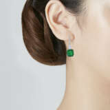 IMPORTANT EMERALD AND DIAMOND EARRINGS - фото 2
