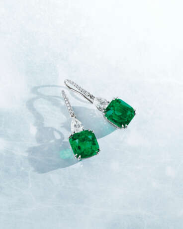 IMPORTANT EMERALD AND DIAMOND EARRINGS - фото 4