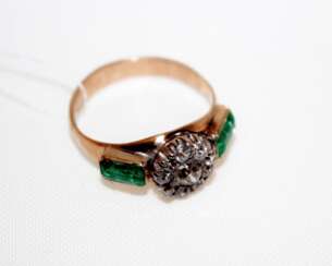 Ring with diamonds and emeralds