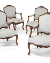 DEUX PAIRES DE FAUTEUILS A LA REINE D'EPOQUE LOUIS XV