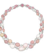 Perle de conque. CONCH PEARL AND DIAMOND NECKLACE