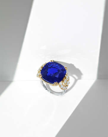 IMPORTANT TIFFANY & CO. SAPPHIRE AND DIAMOND RING - Foto 2
