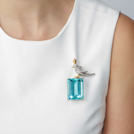 TIFFANY & CO. BY JEAN SCHLUMBERGER AQUAMARINE, DIAMOND AND COLOURED SAPPHIRE `BIRD ON A ROCK` BROOCH - photo 2