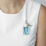 TIFFANY & CO. BY JEAN SCHLUMBERGER AQUAMARINE, DIAMOND AND COLOURED SAPPHIRE `BIRD ON A ROCK` BROOCH - Foto 2