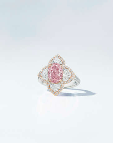 COLOURED DIAMOND AND DIAMOND RING - фото 2