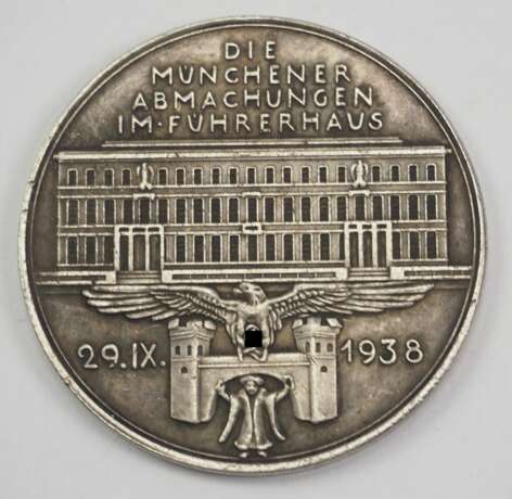 Medaille auf die Münchner Abmachung im Führerhaus am 29.IX.1938. - фото 2