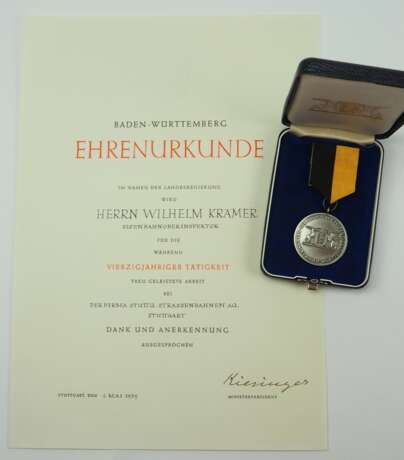 Baden-Württemberg: Ehrenmedaille des Ministerpräsidenten für Arbeitsjubilare mit Urkunde für einen Eisenbahnoberinspektor der Stuttgarter Straßenbahnen AG. - photo 1