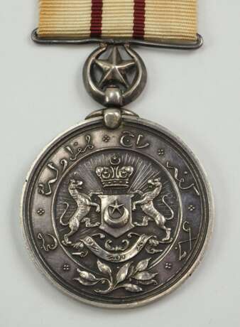Malaysia: Sultanat Johore, Medaille für langen Dienst und gute Führung (1886). - фото 2