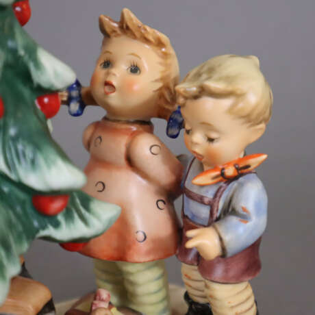 Hummelfigur "Am Weihnachtsbaum" - фото 1