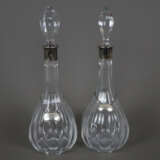 Zwei Glaskaraffen mit Silbermontierung und Flaschenanhängern - Foto 1