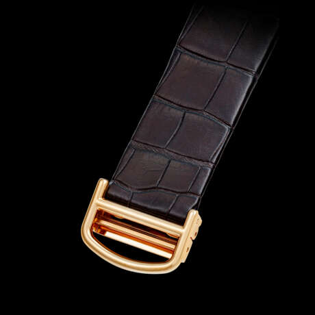 CARTIER. AN 18K PINK GOLD SQUARE WRISWATCH - Foto 3