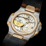 PATEK PHILIPPE. A RARE 18K TWO-COLOURED GOLD AUTOMATIC WRISTWATCH WITH DATE, POWER RESERVE AND MOON PHASES - Foto 2