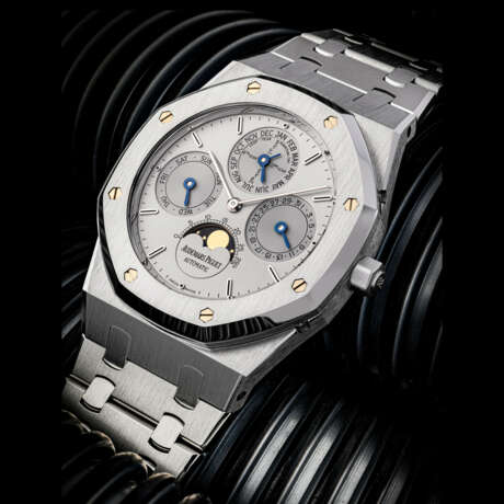 AUDEMARS PIGUET. A RARE STAINLESS STEEL AUTOMATIC PERPETUAL CALENDAR WRISTWATCH WITH MOON PHASES, LEAP YEAR INDICATION AND BRACELET - Foto 1