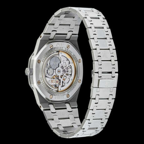 AUDEMARS PIGUET. A RARE STAINLESS STEEL AUTOMATIC PERPETUAL CALENDAR WRISTWATCH WITH MOON PHASES, LEAP YEAR INDICATION AND BRACELET - фото 2