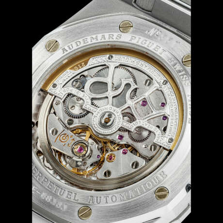 AUDEMARS PIGUET. A RARE STAINLESS STEEL AUTOMATIC PERPETUAL CALENDAR WRISTWATCH WITH MOON PHASES, LEAP YEAR INDICATION AND BRACELET - Foto 3