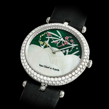 VAN CLEEF AND ARPELS. A LADY’S UNIQUE AND ELEGANT 18K WHITE GOLD AND DIAMOND-SET WRISTWATCH WITH DATE AND MONTH INDICATOR, ENAMEL WITH FAIRY MOTIFS AND MOTHER-OF-PEARL DIAL - Foto 2