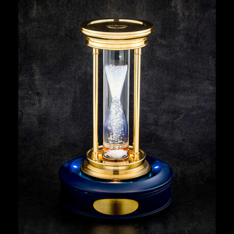 DE BEERS. A BRASS AND DIAMOND HOUR GLASS TIMER - photo 1