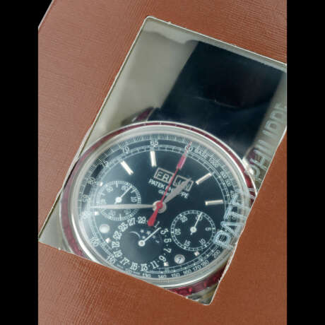 PATEK PHILIPPE. AN IMPRESSIVE AND VERY RARE PLATINUM AND RUBY-SET PERPETUAL CALENDAR CHRONOGRAPH WRISTWATCH WITH MOON PHASES, LEAP YEAR AND DAY/NIGHT INDICATION, DOUBLE SEALED - photo 2