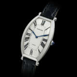 CARTIER. A PLATINUM TONNEAU-SHAPED WRISTWATCH - Foto 1