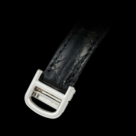 CARTIER. A PLATINUM TONNEAU-SHAPED WRISTWATCH - photo 3