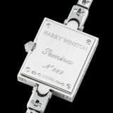 HARRY WINSTON. A LADY’S 18K WHITE GOLD AND DIAMOND-SET RECTANGULAR BRACELET WATCH WITH MOTHER-OF-PEARL DIAL AND MATCHING BRACELET - Foto 2