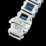 PATEK PHILIPPE. A LADY’S POSSIBLY UNIQUE AND ELEGANT 18K WHITE GOLD, DIAMOND AND SAPPHIRE-SET BRACELET WATCH - Foto 4