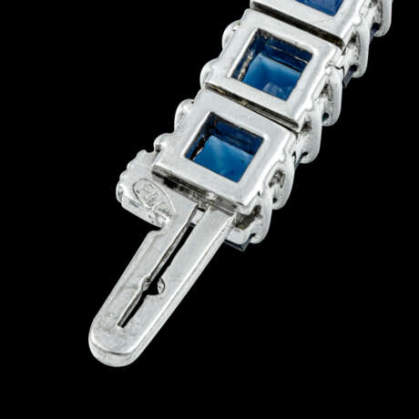 PATEK PHILIPPE. A LADY’S POSSIBLY UNIQUE AND ELEGANT 18K WHITE GOLD, DIAMOND AND SAPPHIRE-SET BRACELET WATCH - photo 5