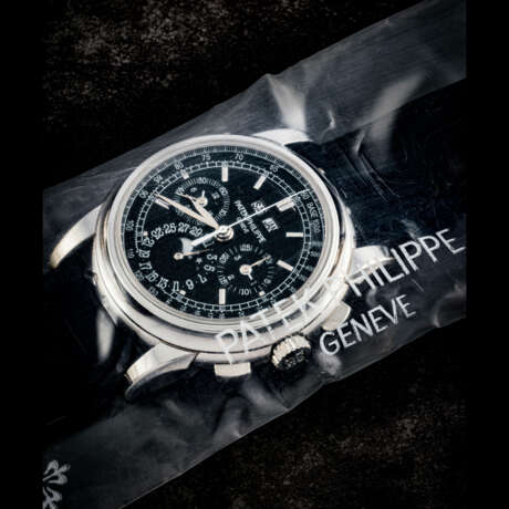 PATEK PHILIPPE. A PLATINUM PERPETUAL CALENDAR CHRONOGRAPH WRISTWATCH WITH MOON PHASES, 24-HOUR AND LEAP YEAR INDICATION, SINGLE SEALED - Foto 1