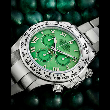 ROLEX. AN 18K WHITE GOLD AUTOMATIC CHRONOGRAPH WRISTWATCH WITH GREEN CHRYSOPRASE DIAL, BRACELET AND ADDITIONAL DIAMOND-SET BLACK DIAL WITH HANDS - фото 1