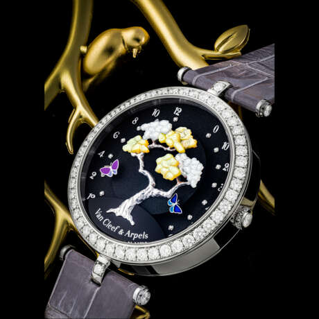 VAN CLEEF AND ARPELS. A LADY’S ELEGANT 18K WHITE GOLD AND DIAMOND-SET BI-RETROGRADE WRISTWATCH WITH ONYX AND MOTHER-OF-PEARL DIAL - фото 1