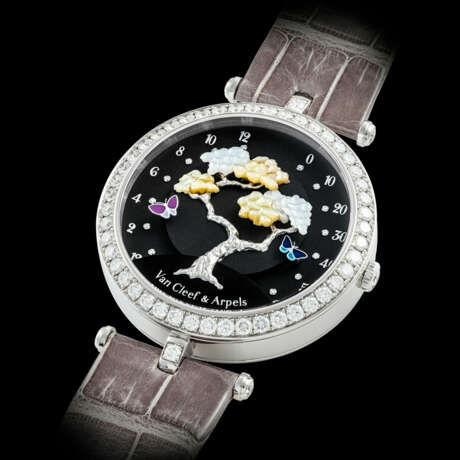 VAN CLEEF AND ARPELS. A LADY’S ELEGANT 18K WHITE GOLD AND DIAMOND-SET BI-RETROGRADE WRISTWATCH WITH ONYX AND MOTHER-OF-PEARL DIAL - Foto 2