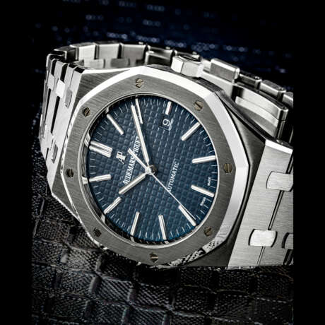 AUDEMARS PIGUET. A STAINLESS STEEL AUTOMATIC WRISTWATCH WITH SWEEP CENTRE SECONDS, DATE AND BRACELET - фото 1
