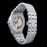 AUDEMARS PIGUET. A STAINLESS STEEL AUTOMATIC WRISTWATCH WITH SWEEP CENTRE SECONDS, DATE AND BRACELET - Foto 2