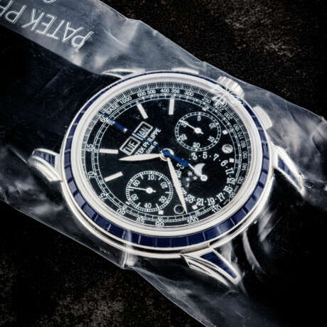 PATEK PHILIPPE. AN IMPRESSIVE AND VERY RARE PLATINUM AND SAPPHIRE-SET PERPETUAL CALENDAR CHRONOGRAPH WRISTWATCH WITH MOON PHASES, LEAP YEAR AND DAY/NIGHT INDICATION, SINGLE SEALED - Foto 1