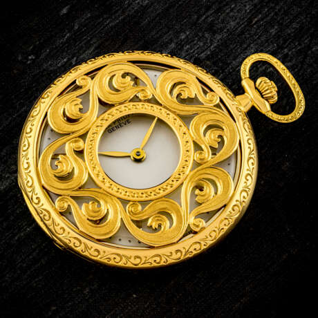 PATEK PHILIPPE. AN UNUSUAL AND POSSIBLY UNIQUE 18K GOLD POCKET WATCH WITH ORNATELY ENGRAVED CASE - фото 1
