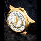 PATEK PHILIPPE. AN 18K PINK GOLD AUTOMATIC WORLD TIME WRISTWATCH - Foto 1